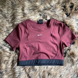 Nike Aeroadapt crop top